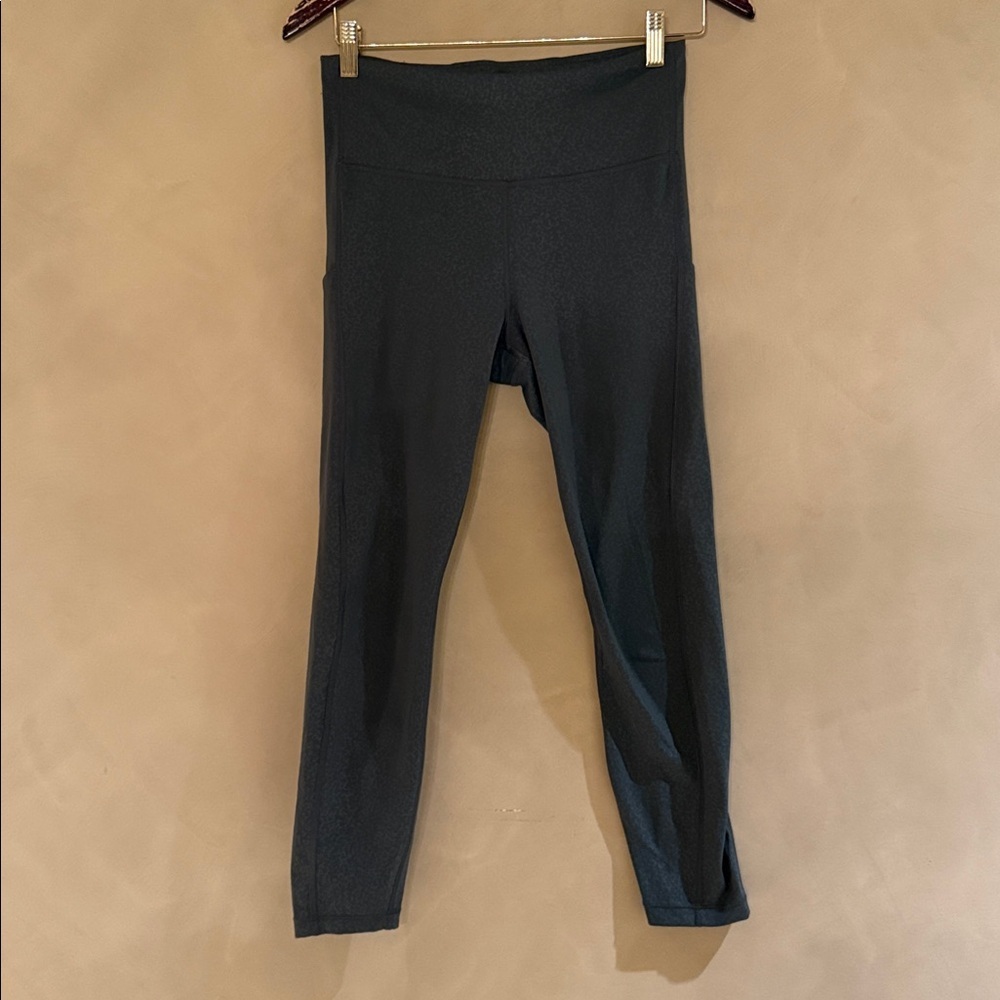 Athleta Ultimate Stash Pocket Embossed legging Capri Tight size 7/8